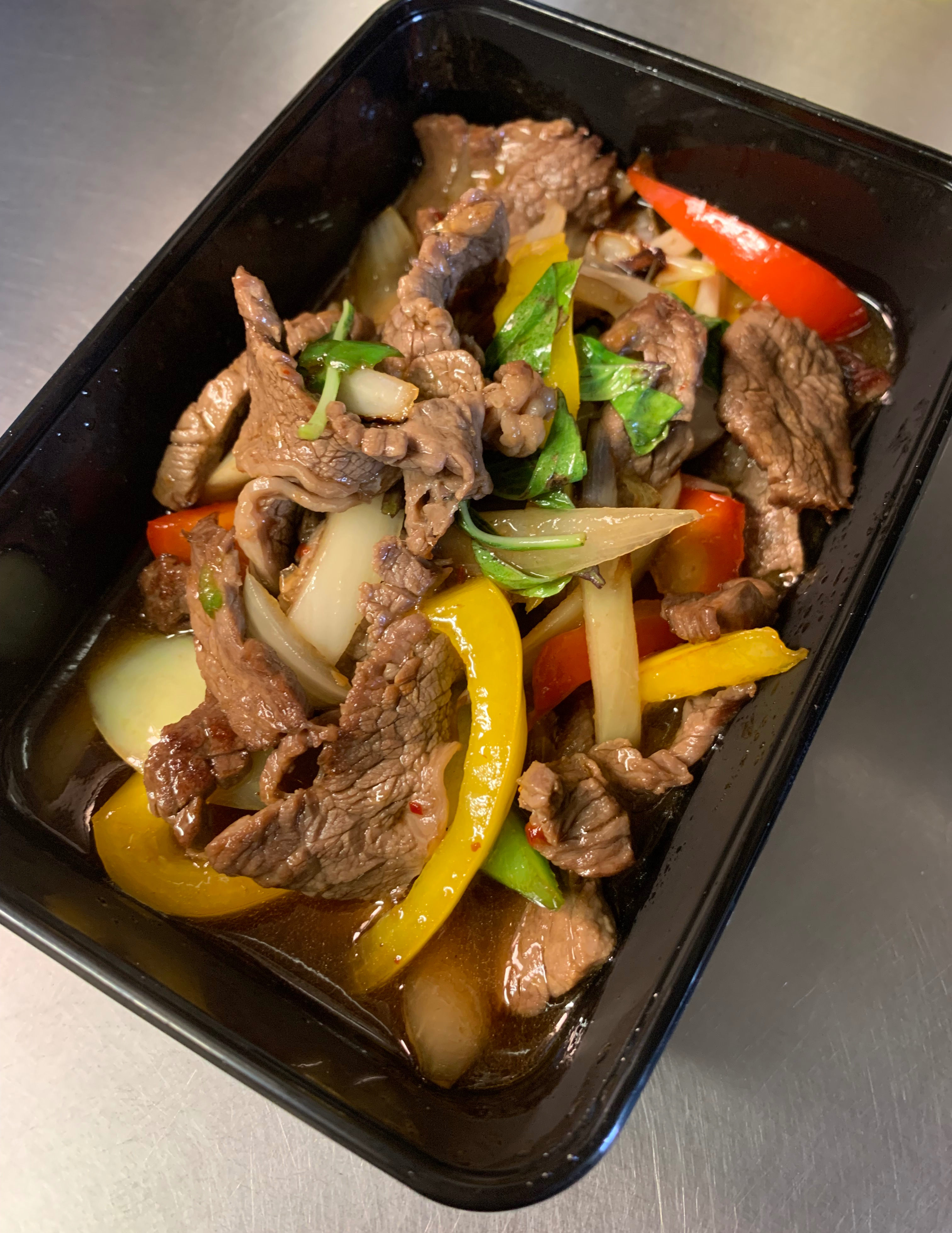 nr.22 wok ret med chili og thailandsk sød-basilikum.