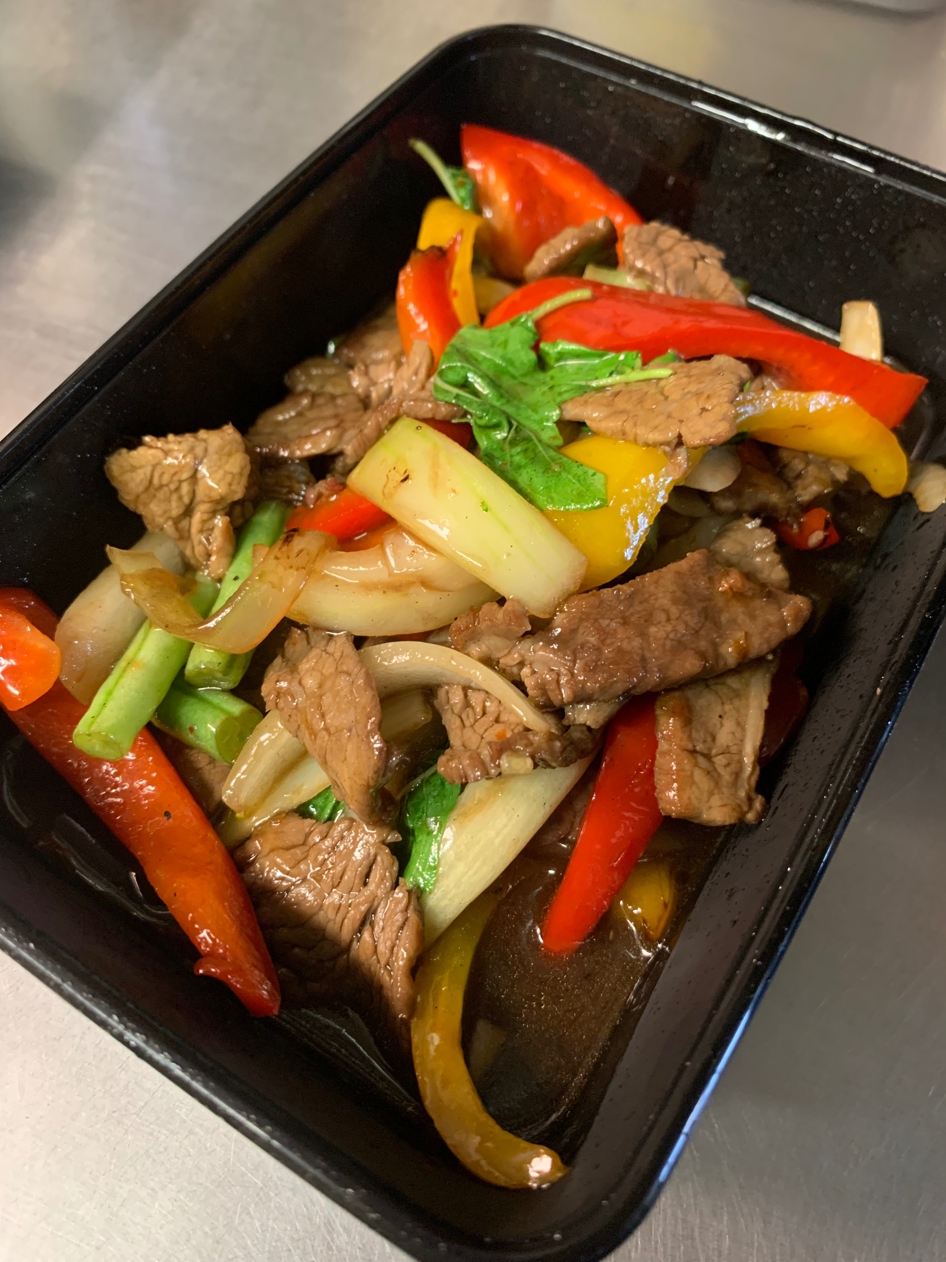 nr.19 wok ret med chili og holy basilikum.